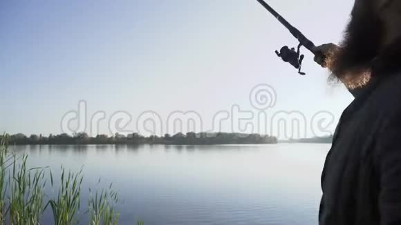 长胡子的人在河岸上钓鱼男人想钓鱼但它逃脱了河流捕鱼视频的预览图