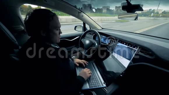 一辆自动驾驶的电动汽车未来派自动电动车自驾视频的预览图