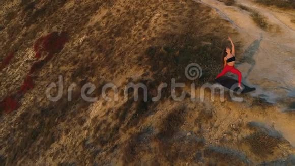 美丽的风景女人做瑜伽一条腿向下比赛狗狗高午餐狗在山上日落视频的预览图