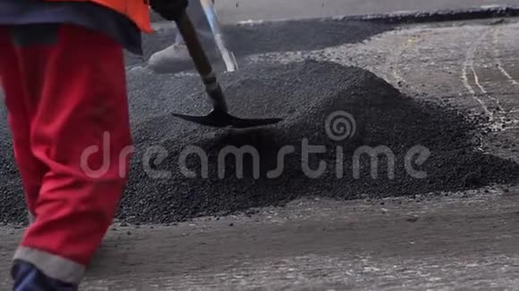 工人在修路铺上沥青修复道路沥青视频的预览图