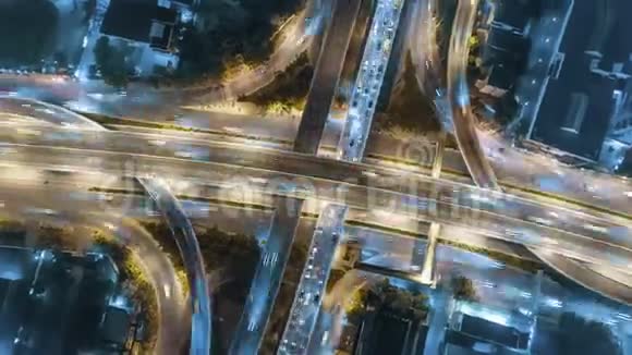 高空俯视旋转Trun右交叉路口道路交通在城市夜间4K时间流逝曼谷泰国视频的预览图