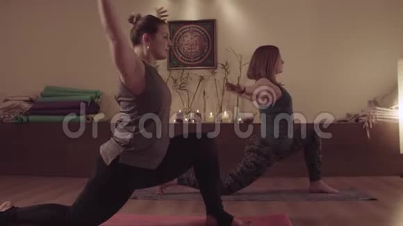 两个快乐的胖女人做热身瑜伽练习视频的预览图