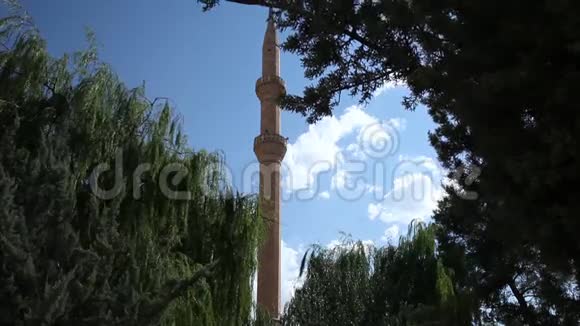 清真寺尖塔和天空视频的预览图