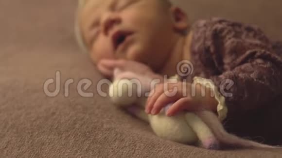 穿着优雅衣服的白种人小女孩睡在画室里摆姿势拍照婴儿视频的预览图