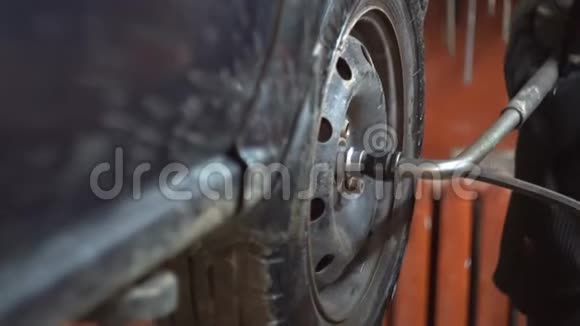 专业汽车修理店更换客车车轮视频的预览图