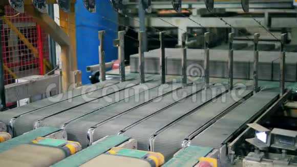 工厂机器把水泥切成砖块视频的预览图