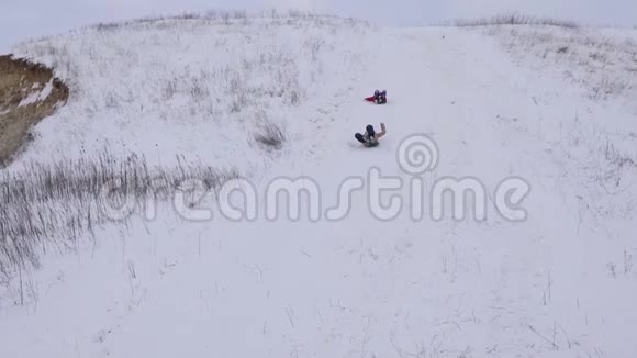 十几岁的女孩骑着白色的雪山笑圣诞节假期冬季运动会慢动作视频的预览图