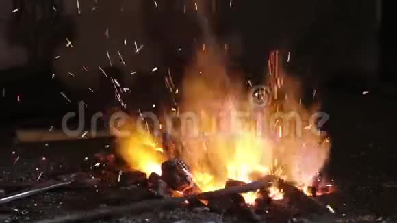 炉子里的小火视频的预览图