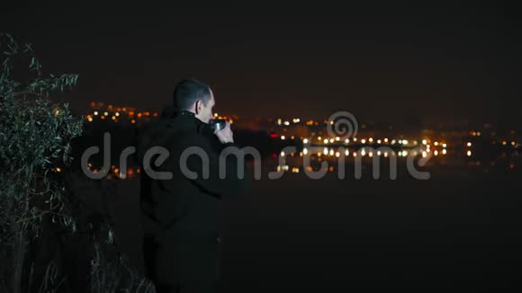 一个人站在河岸边晚上喝茶视频的预览图