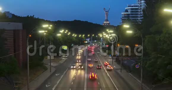 城市汽车交通在现代城市公路上夜间快速行驶汽车的延时镜头视频的预览图