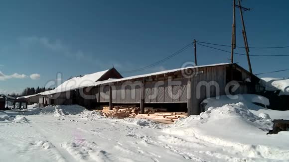 冬天的磨坊为俄罗斯小屋生产原木视频的预览图