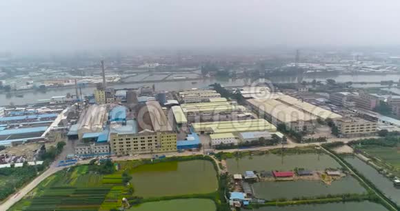 中国的Prom地带靠近河流中国工业区中国工业区的生产设施视频的预览图