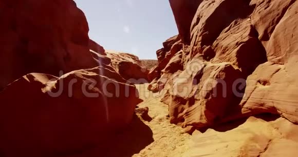 在一个4K的橙色墙壁和岩石的自然地质组中行进的镜头视频的预览图