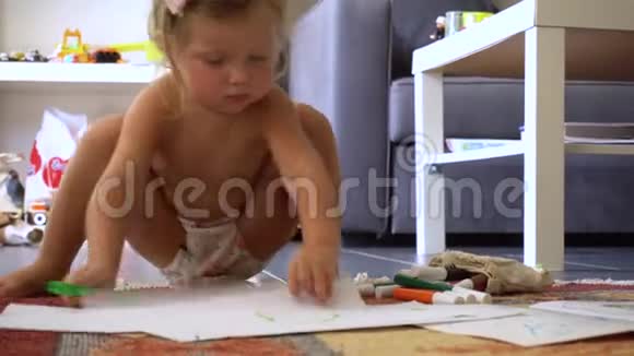 小可爱的女孩在纸上画画视频的预览图