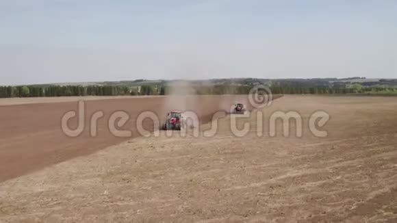 拖拉机耕田备地播种空中观景农民在农场准备土地拖拉机视频的预览图