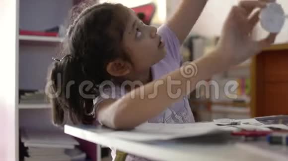 小亚洲女孩和她的母亲在家在书桌上做作业视频的预览图