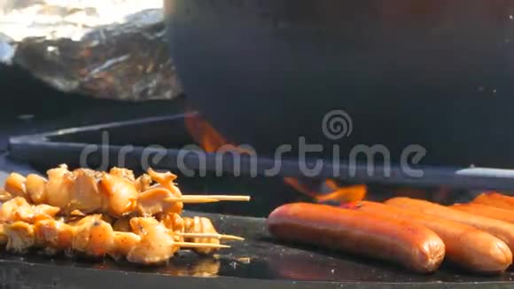 香肠和肉着火了视频的预览图