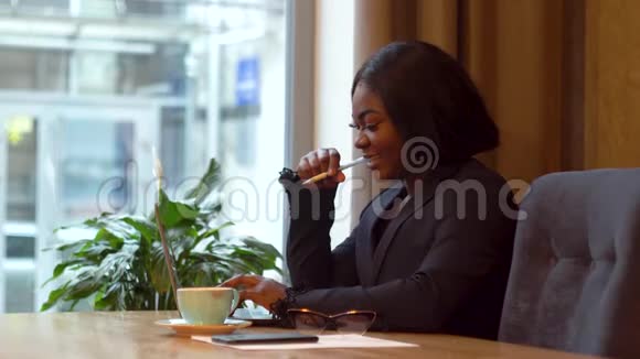 非裔美国女商人手提电脑和纸忙碌的女人在网上银行理财视频的预览图