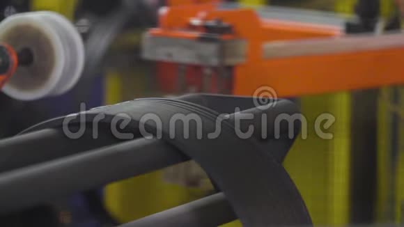 汽车轮胎侧面轮辋的自动化生产视频的预览图