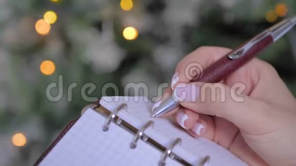 圣诞节概念妇女写做清单在老式笔记本组织者视频的预览图