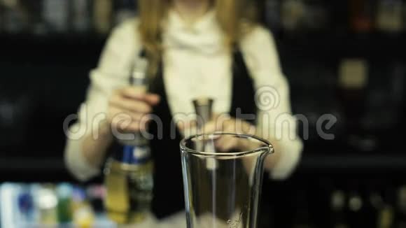 酒保把伏特加倒在杯子里视频的预览图
