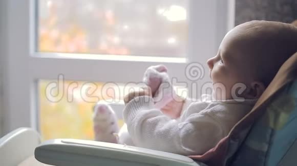 可爱的宝宝看着窗外视频的预览图