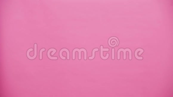 年轻有魅力的一对粉红色背景的夫妇头上戴着黑黑的耳朵在这期间这个人假装抽烟视频的预览图