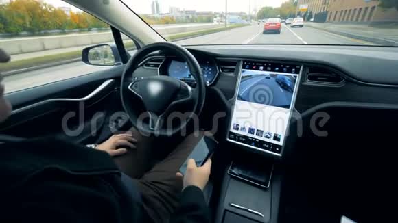 人坐在电动汽车上自动驾驶未来派自动电动车自驾视频的预览图