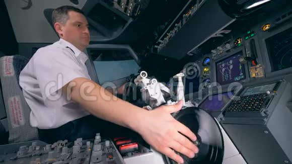 一个人控制飞机上的设备视频的预览图