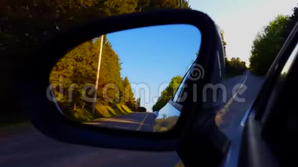白天驾驶颠簸的乡村道路侧镜驾驶员视角POV向下侧视镜视频的预览图