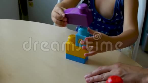 自闭症儿童收集constructorcloseup1视频的预览图