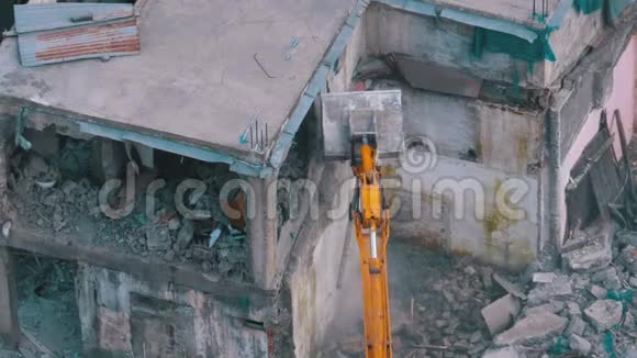 在施工现场使用斗式挖掘机摧毁旧房子动作缓慢视频的预览图