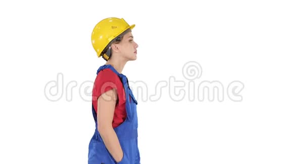 建筑工人女士在白色背景上毫无感情地行走视频的预览图