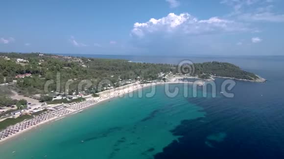 在希腊的佩夫科霍里海勒基迪基角空中观看长而田园的绿松石海滩由无人机进行侧移视频的预览图