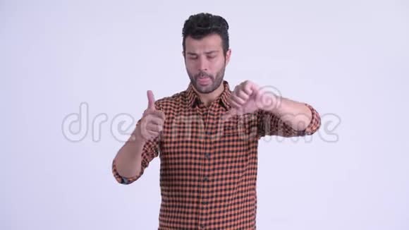 一个满是胡须的波斯时髦男人在拇指向上和拇指向下之间做出选择视频的预览图