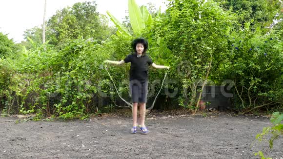 女孩用绳子跳视频的预览图