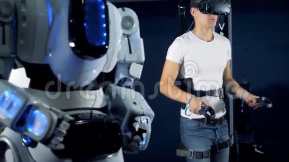 一个家伙正在用虚拟现实装置操纵机器人虚拟现实游戏概念视频的预览图