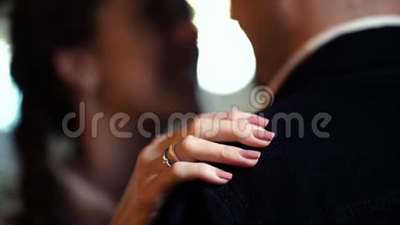 把结婚戒指的女人的手举起来无法辨认的妻子拥抱她丈夫肩膀年轻漂亮的夫妇视频的预览图
