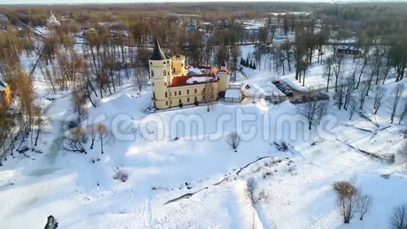 城堡比普上方阳光明媚的二月天俄罗斯空中录像视频的预览图