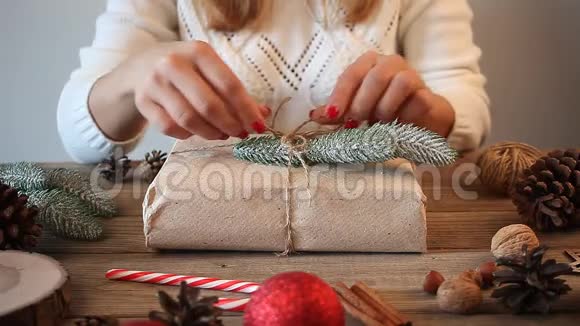 圣诞礼物装饰手工装饰概念女人在木桌上包装礼盒视频的预览图