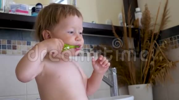刷牙背景牙刷和婴儿第一颗牙齿乳牙的牙膏宝宝在里面刷牙视频的预览图