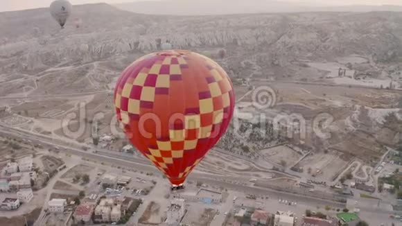 一个气球在卡帕多西亚上空飞行在4K时从一架无人机射出视频的预览图