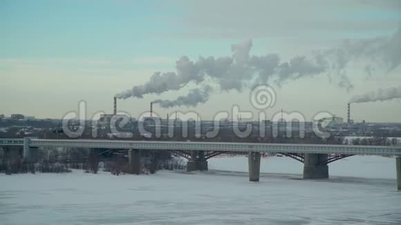 植物在冬季污染城市气氛视频的预览图