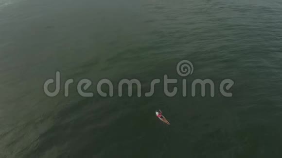 女人在海洋冲浪板上游泳空中镜头巴厘岛视频的预览图
