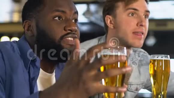 酒吧里有啤酒支持运动队的男性朋友对比分感到失望视频的预览图