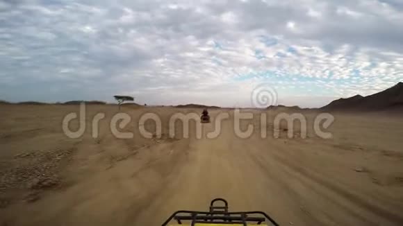 乘ATV穿越沙漠视频的预览图