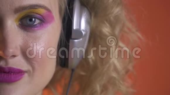 金发碧眼的女人戴着耳机被音乐所震撼闭上眼睛视频的预览图