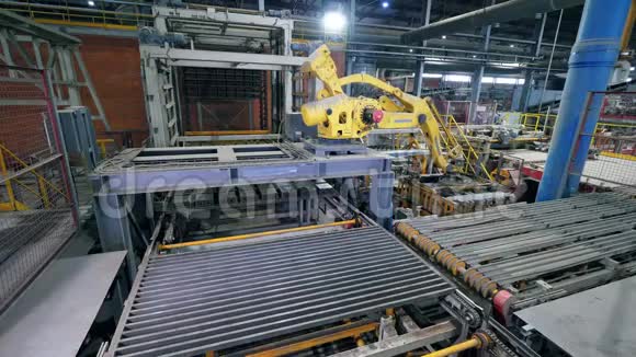 工厂机器在生产线上用砖块工作视频的预览图