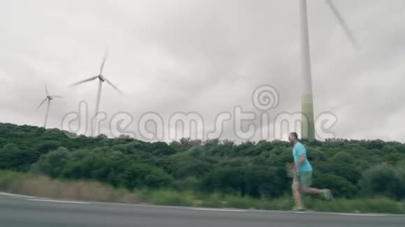 在风力发电机的作用下人类沿着道路快速行驶视频的预览图
