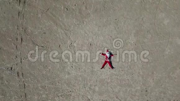 圣诞老人躺在沙滩上俯视图视频的预览图